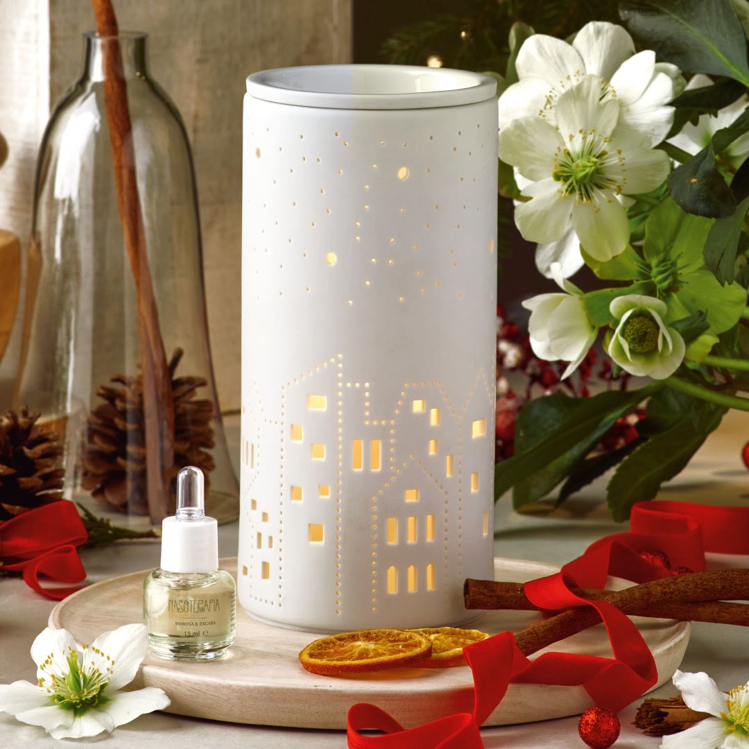 KIT HOLIDAY ESSENCE CON DIFFUSORE ELETTRICO CHRISTMAS TOWN ED ESSENZA AROMATICA